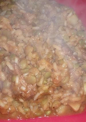 Una foto de Guiso de carne con arroz y arvejas