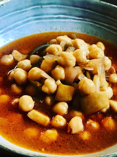 Una foto de Garbanzos guisados con calamares 🦑