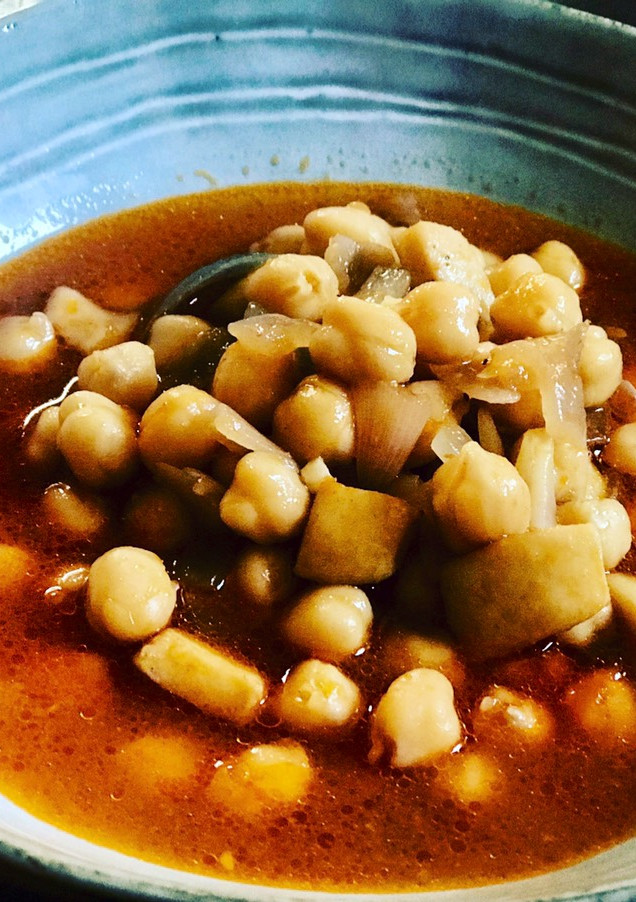 Una foto de Garbanzos guisados con calamares 🦑