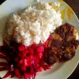 Filete de pescado apanado con arroz blanco y ensalada de colores