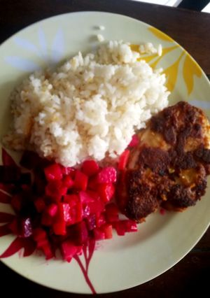 Una foto de Filete de pescado apanado con arroz blanco y ensalada de colores