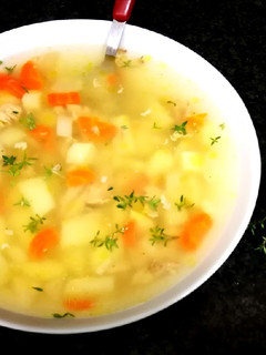 Una foto de Sopa de carcasas de pollo y patata diet