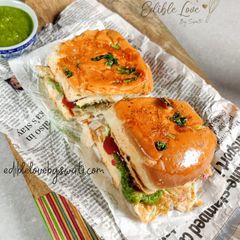 A picture of Bun omelette Pav Omelette.