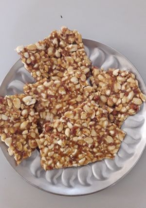 શીંગ ની ચીકી (Shing Chikki Recipe In Gujarati) રેસીપી મુખ્ય ફોટો