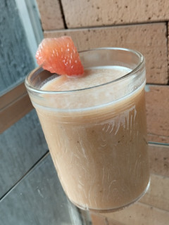 Una foto de Jugo🍹🥛🍯 de pomelo🍊, plátano🍌 y leche condensada🥛🧃🍯