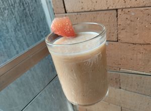 Una foto de Jugo🍹🥛🍯 de pomelo🍊, plátano🍌 y leche condensada🥛🧃🍯