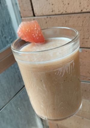 Una foto de Jugo🍹🥛🍯 de pomelo🍊, plátano🍌 y leche condensada🥛🧃🍯