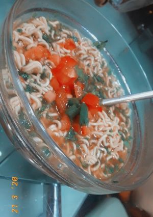 صورة لوصفة اندومي بالخضار والشطة 😋🧡