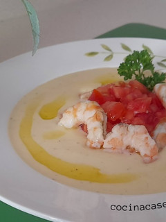 Una foto de Vichyssoise con tomate y gambas