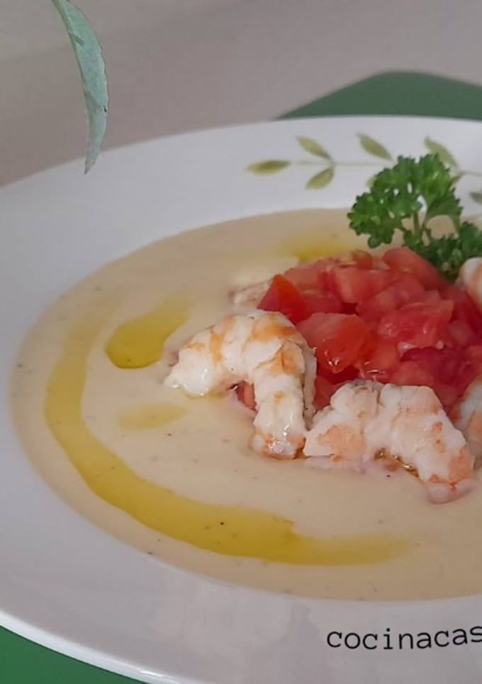 Una foto de Vichyssoise con tomate y gambas