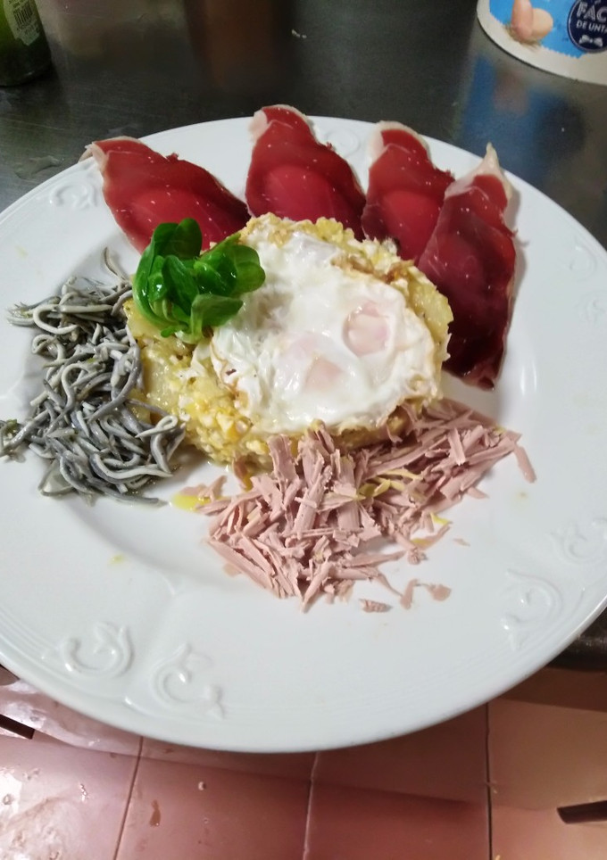 Una foto de Huevos rotos con jamón gula y foie