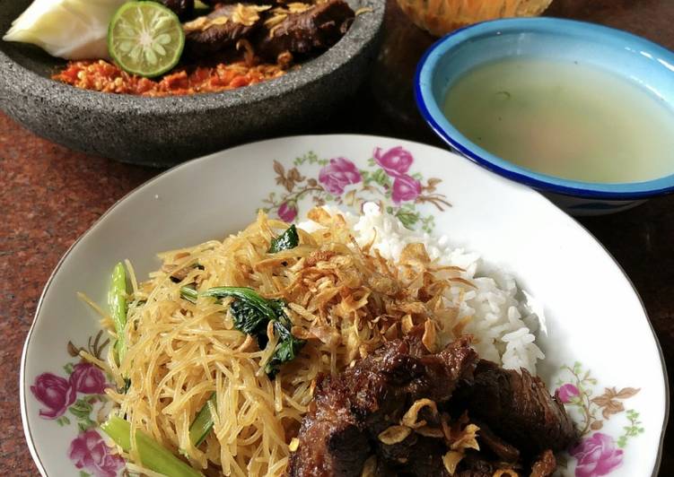 Cara Bikin Sop Bihun Empal Yang Bisa Manjain Lidah