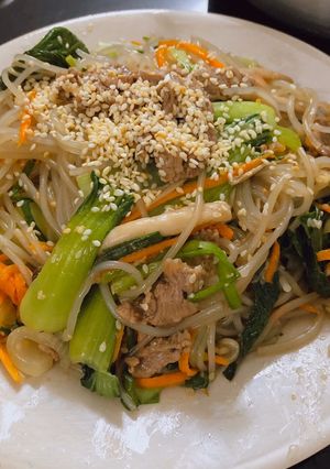 Hình của món Miến trộn Hàn Quốc.