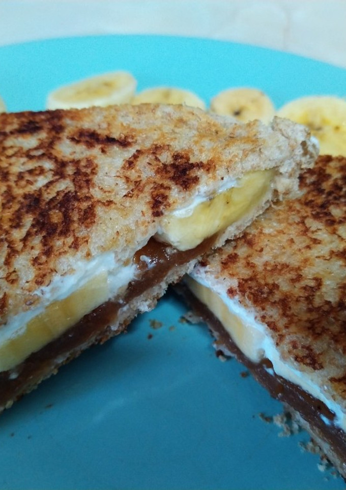 Una foto de Sándwich de queso, membrillo y plátano