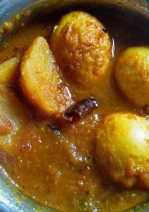 A picture of Egg curry.
