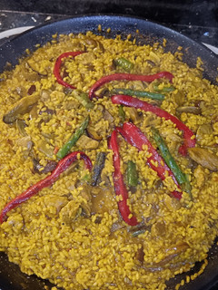 Una foto de Arroz meloso con setas, magra y espárragos trigueros. (paella)