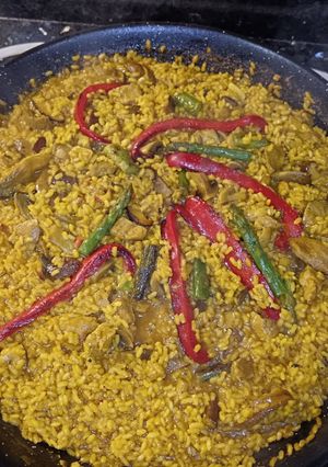 Una foto de Arroz meloso con setas, magra y espárragos trigueros. (paella)
