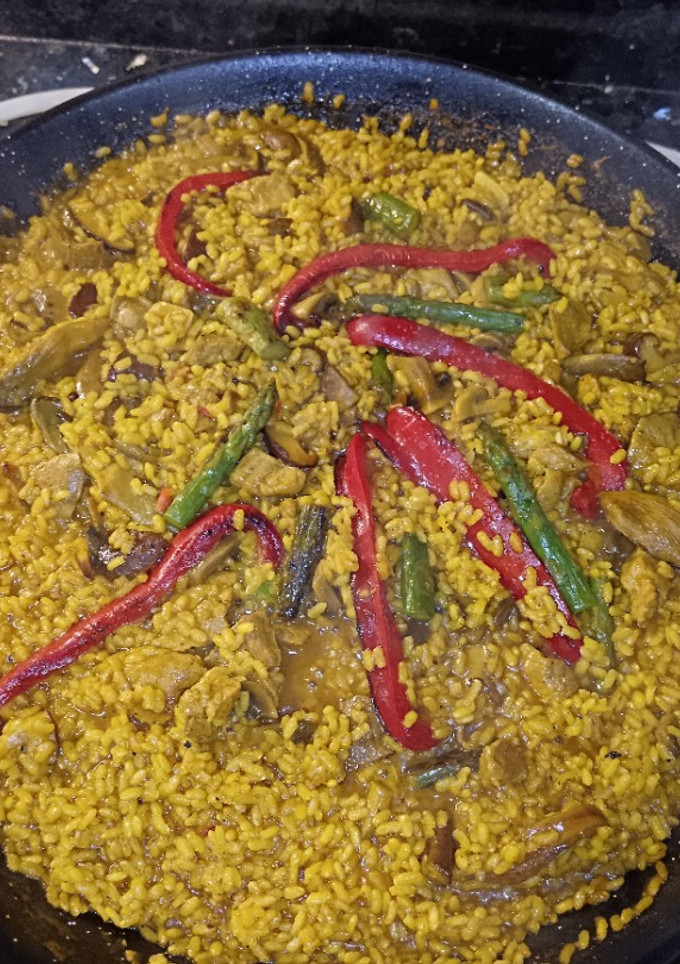 Una foto de Arroz meloso con setas, magra y espárragos trigueros. (paella)