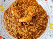 Una foto de arroz con chopitos y gambones