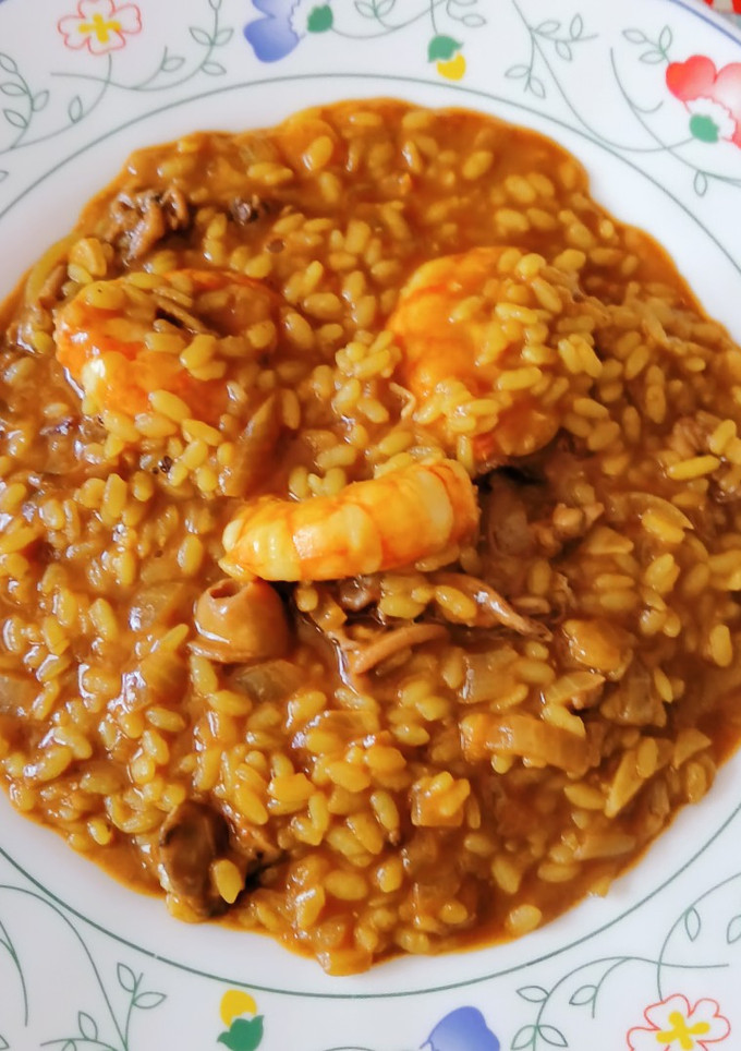 Una foto de Arroz meloso de chipirones y gambón