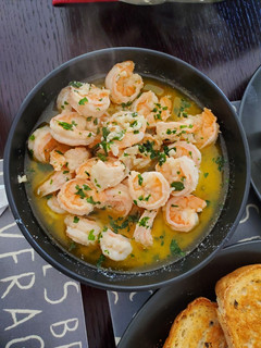 Una foto de Camarones al ajillo 🦐🦐🦐