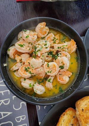 Una foto de Camarones al ajillo 🦐🦐🦐