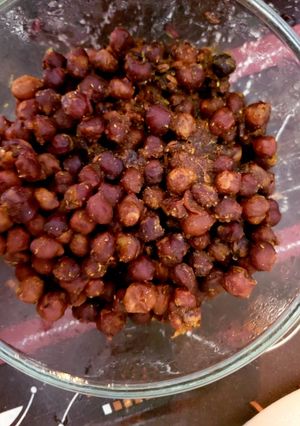 A picture of Dry roasted kaale chane.