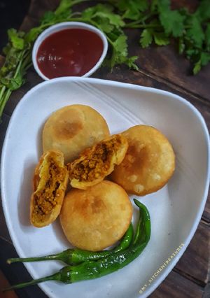 मूंग दाल की कचौड़ी (Moong Dal ki kachori recipe in Hindi) रेसिपी मुख्य फोटो