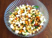 Una foto de ensalada de garbanzos