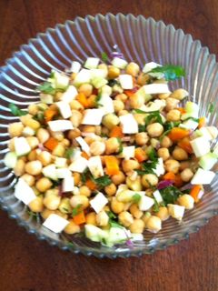 Una foto de Ensalada de garbanzos con pepino