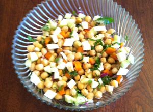 Una foto de Ensalada de garbanzos con pepino