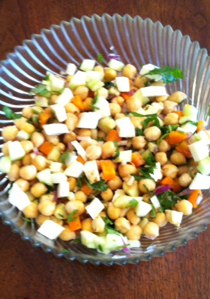 Una foto de Ensalada de garbanzos con pepino