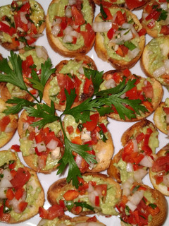 Una foto de Mini tostadas con palta y salsa Criolla
