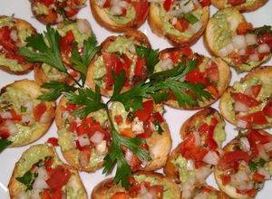Una foto de Mini tostadas con palta y salsa Criolla