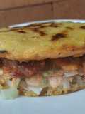 Arepa🫓de maíz🌽pelado con carne🍖de cerdo🐖bbq y ensalada🥗