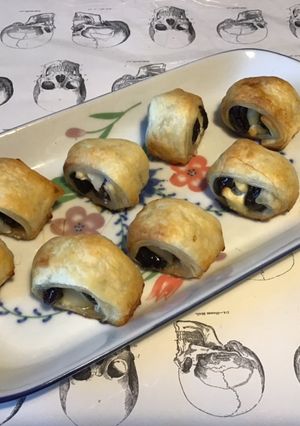 Une photo de Feuilletés apéritifs pruneaux, miel et chèvre