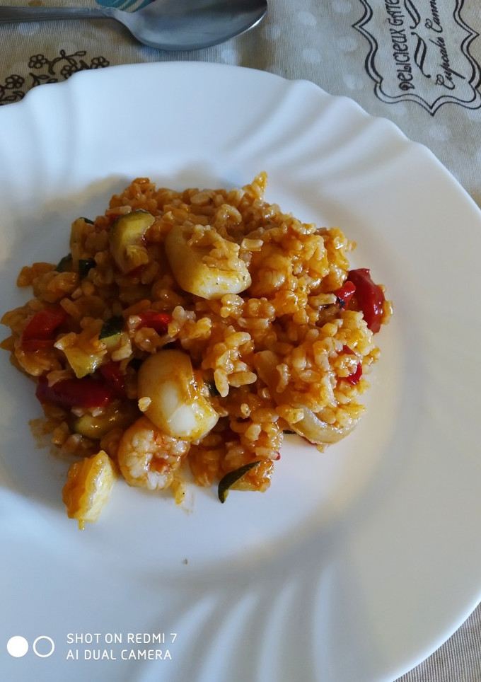 Una foto de Arroz con sepia y gambas