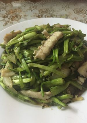 Hình của món Cá xào rau cần.