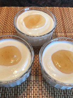 Una foto de Crema de mató, kéfir y miel