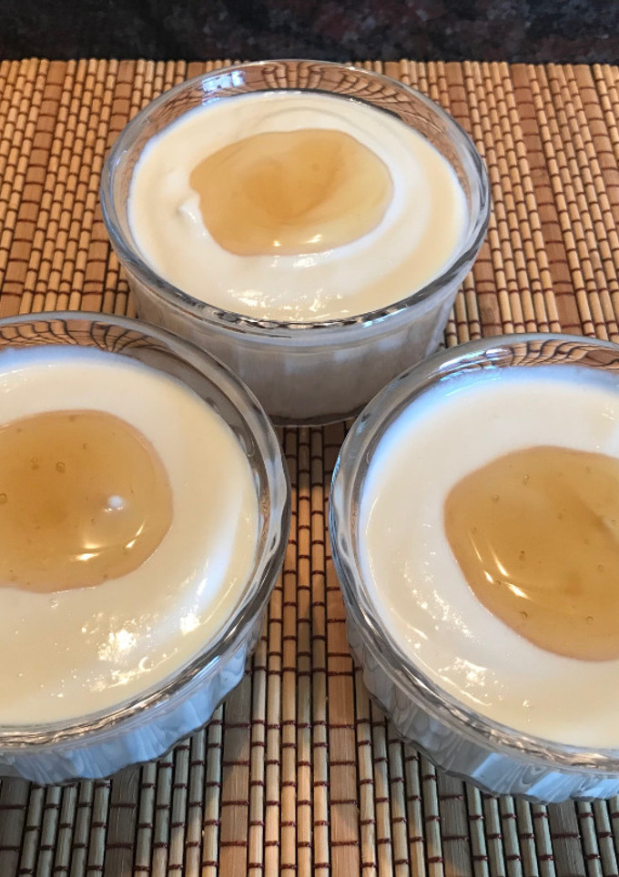 Una foto de Crema de mató, kéfir y miel