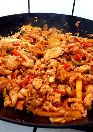 Sült rizs zöldségekkel, mézen pirított csirkemellel recept fotója