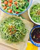 Bữa ăn xanh: mì soba lạnh và salad cá ngừ rau mầm