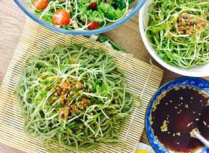 Hình của món Bữa ăn xanh: mì soba lạnh và salad cá ngừ rau mầm.