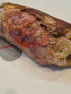 Una foto de Rollo de ternera relleno de pesto, jamón y queso