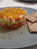 Refrescante tartar de gambas, pepino y tomate con coulis de mango