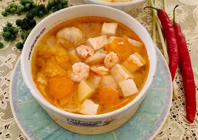 Cara Gampang Menyiapkan Tom Yam Campur (Udang, bakso ikan, sayuran, dan tahu), Sempurna