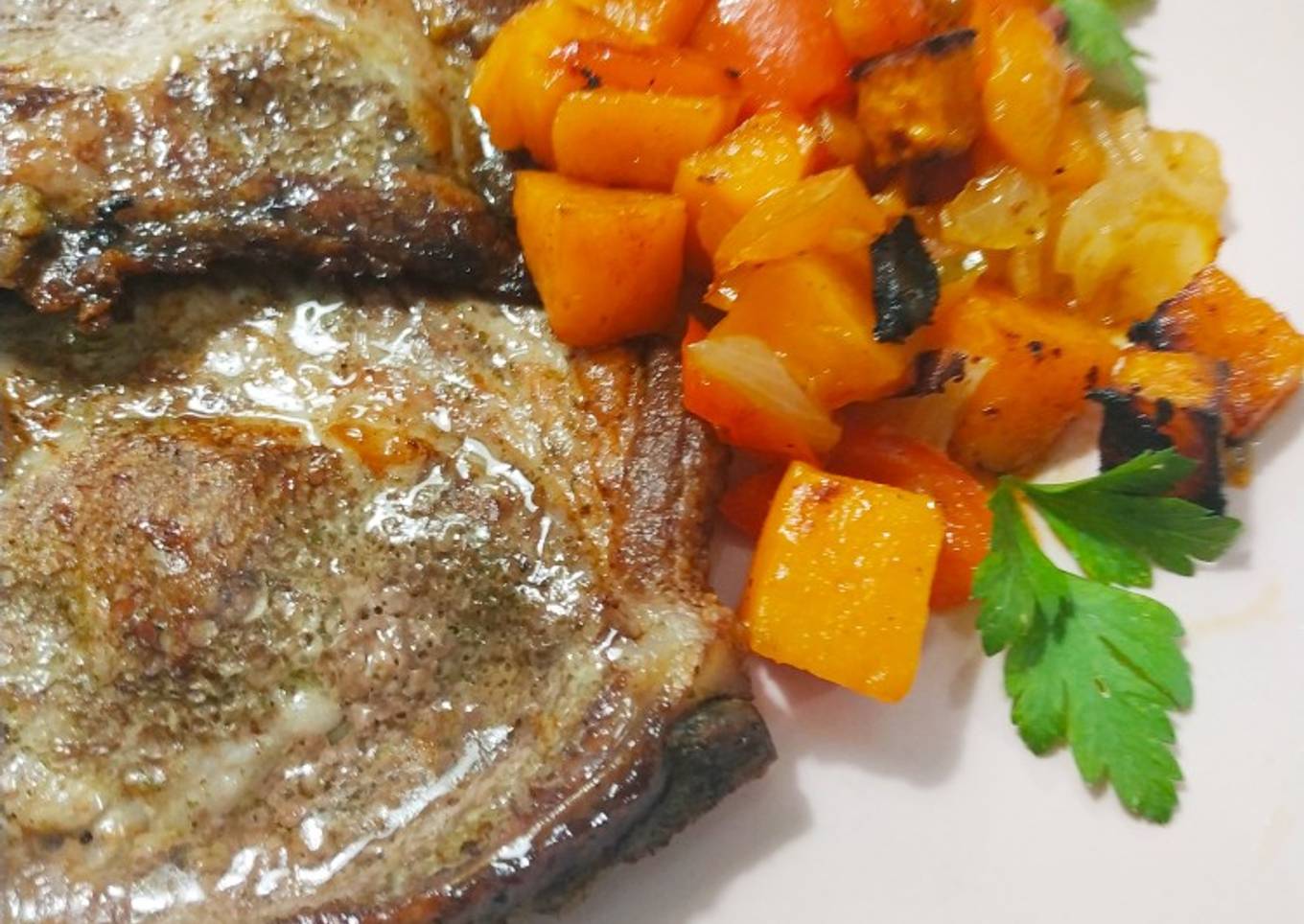 Chuletas de cerdo al ajo y perejil con batatas