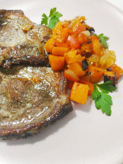 Una foto de Chuletas de cerdo al ajo y perejil con batatas