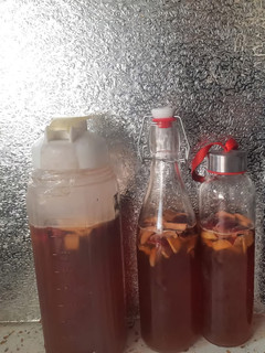 Hình của món Kombucha gừng, táo đỏ.