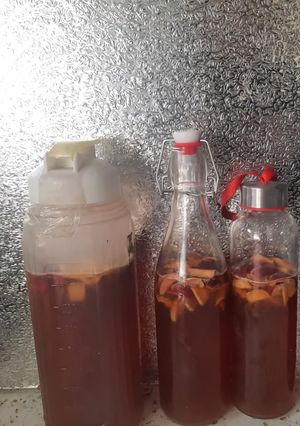 Hình của món Kombucha gừng, táo đỏ.